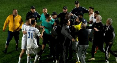 بعد الاعتداء على حكم مصري.. كاف يعاقب لاعب أبو سليم الليبي بالإيقاف والغرامة